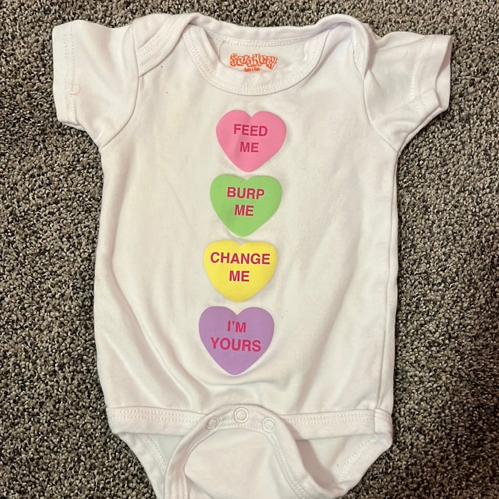Valentine’s Day sweetheart onesie sara kety 0-6 months hearts baby girl